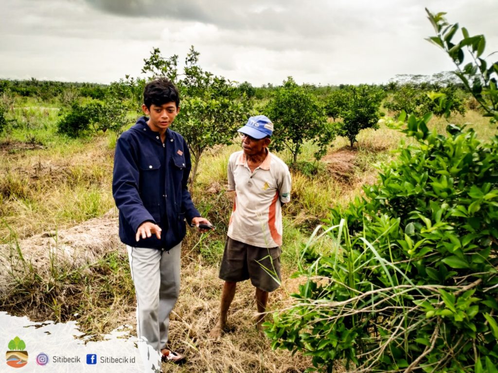 Diskusi kesuburan dan pemupukan tanah dengan pekebun jeruk di Kampung Laut, Cilacap